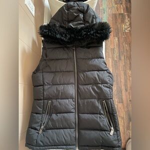 Gap
Puffer vest w/ hood